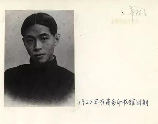 报到时一查,少年发现自己在填报名单时,书写潦草,把“鸿”字写得像个“鸣”字了。