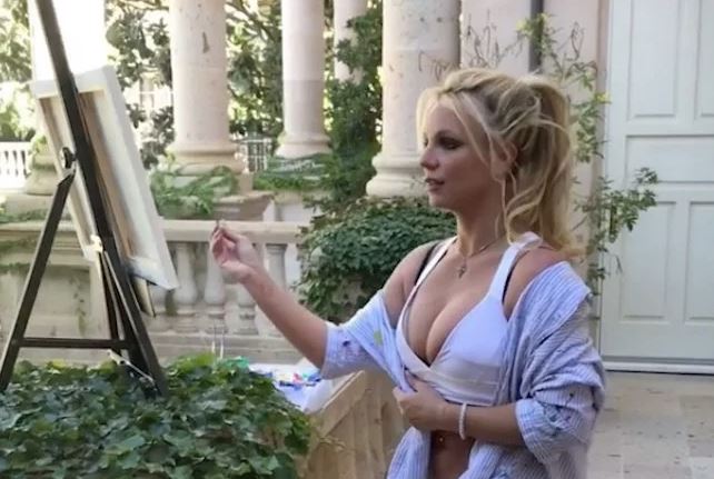 布兰妮作画的场景。图片：Courtesy of Britney Spears，video still via Instagram