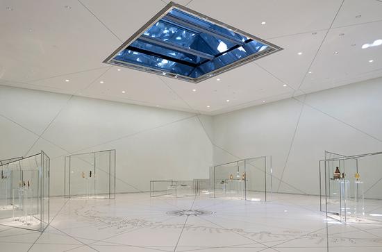 “great vestibule(伟大的前厅)”展示了宇宙主题,突出展示了早期文明之间的相似之处