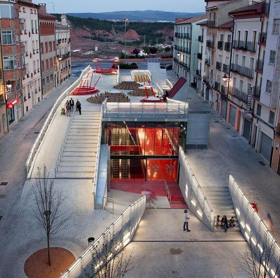 Mi5 arquitectos、PKMN作品：plaza del Mercado 　2012年拍摄于特鲁埃尔