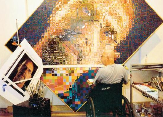 正在创作自画像的查克·克洛斯,20002001 年,艺术家私人收藏。