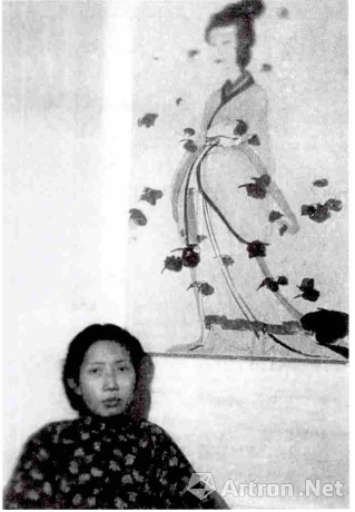 傅抱石夫人罗时慧留影于上海中国艺苑“傅抱石画展”作品湘夫人前 1947年10月