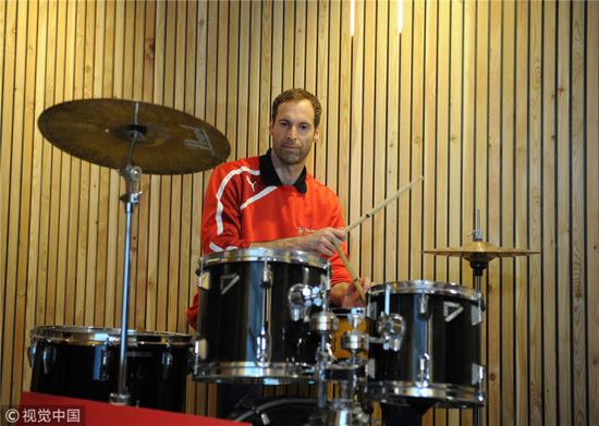 是不是门将都喜欢打鼓？阿森纳门将切赫就是个高手。他业余时间在一个乐队担任鼓手，架子鼓打得非常娴熟。