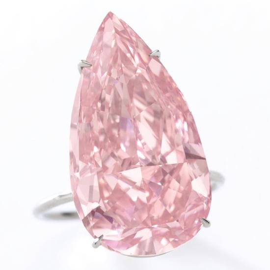 2016年出现在苏富比日内瓦的15.38克拉鲜彩粉红钻——“无双”粉红钻以 3082.6 万瑞士法郎成交。