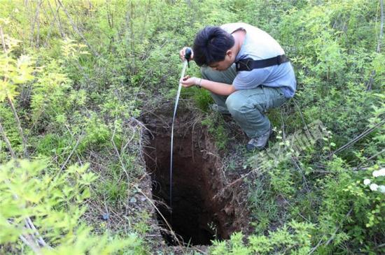 记者见过最深的盗洞。位于房山区的广智禅寺，盗洞垂直探挖，深达4米，让人毛骨悚然。