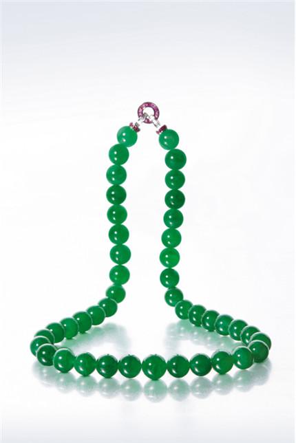 拍品编号2137 　　IMPRESSIVE JADEITE BEAD AND RUBY NECKLACE 　　天然翡翠珠链