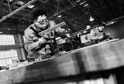 在“大工匠”挑战赛上,选手们正在进行“手工木工”项目的比赛。 本报记者 方非摄