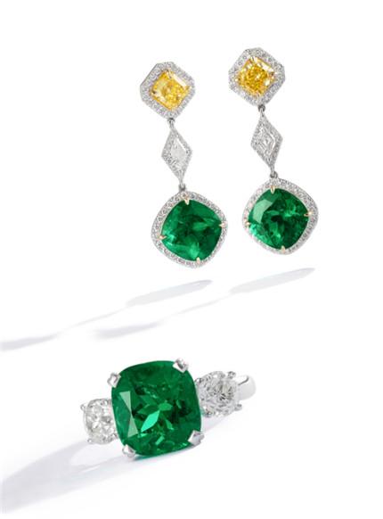 拍品编号2081 PAIR OF EMERALD AND DIAMOND EARRINGS 　　4.30克拉及 4.21克拉天然‘哥伦比亚’祖母绿配钻石耳环一对