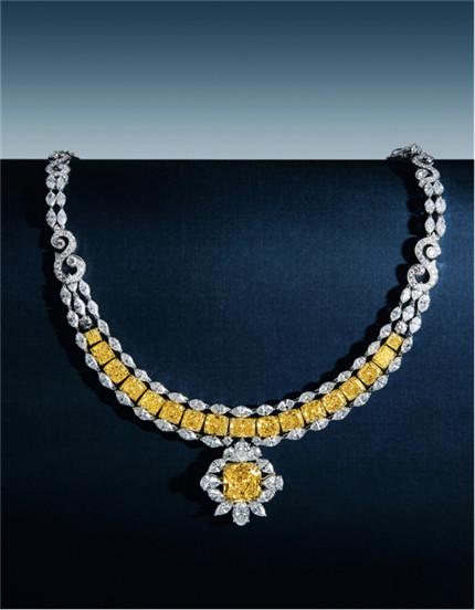 拍品编号2124 FANCY YELLOW DIAMOND AND DIAMOND NECKLACE 27.25克拉彩黄色钻石项链(主石重约8.12克拉)