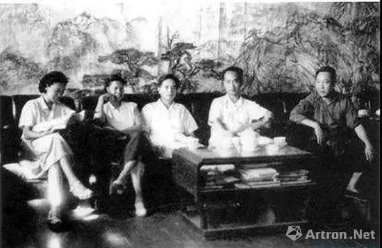1959年，傅抱石、关山月创作《江山如此多娇》期间与吴作人、萧淑芳合影