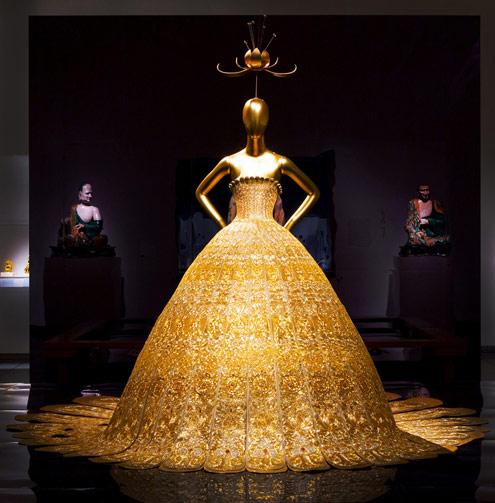 Silk couture evening gown embroidered with gold byGuoPei （Metropolitan Museum of Art）