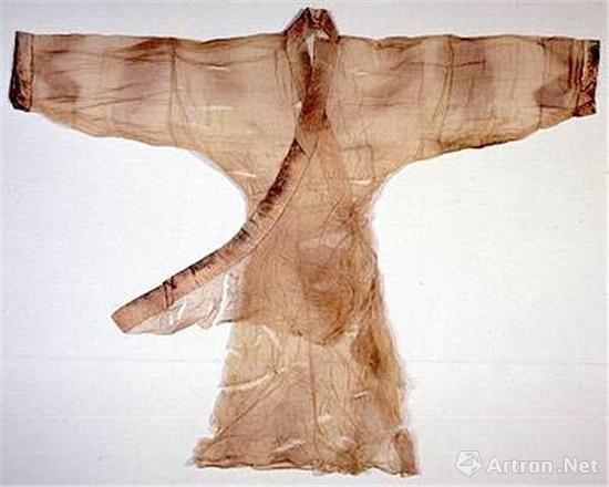 长沙马王堆出土的素纱襌衣，据专家分析此件应为贴身所穿的“内衣”