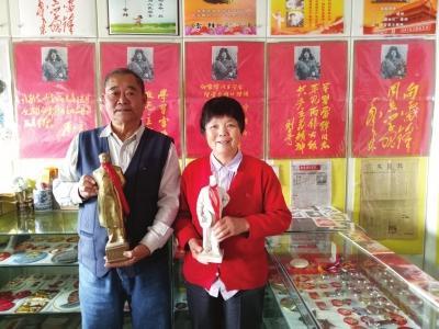 夫妇俩收藏的毛主席雕像