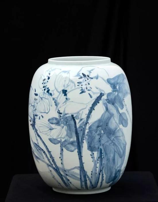 A Pond of Lotus塘荷气， 2010， porcelain， 40 x 28 cm ? 曹俊