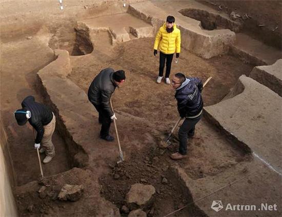考古人员在秦汉栎阳城遗址进行考古工作
