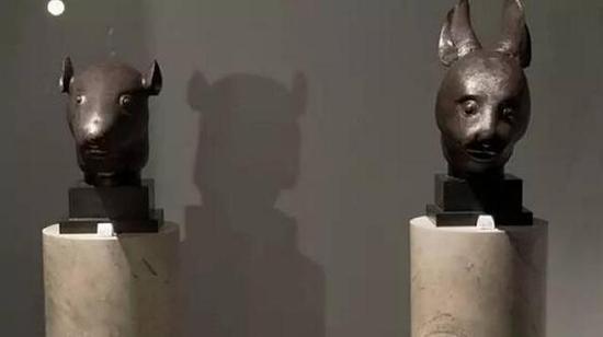 Yves Saint Laurent曾经收藏的圆明园失窃文物“兔首”和“鼠首”
