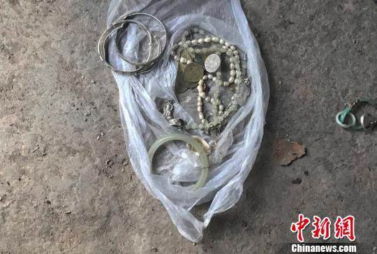 图为：朱某盗窃的物品。　桐庐警方供图