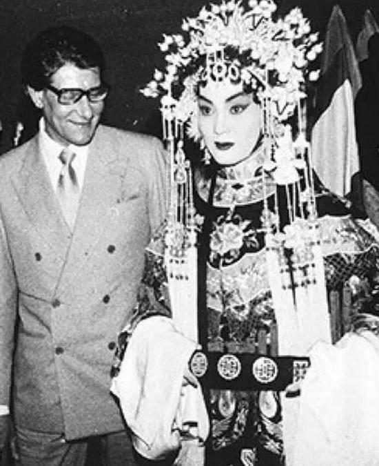 Yves Saint Laurent上世纪八十年代初与京剧表演艺术家在后台合影