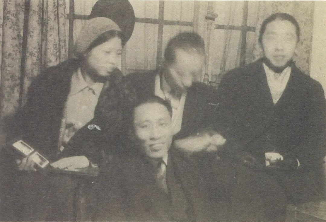 1930年郑揆一、唐蕴玉夫妇在留法画家张弦等合影