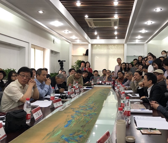 2018年北京大學人文論壇《千里江山圖》研討會現場，桌上為《千里江山圖》高仿品