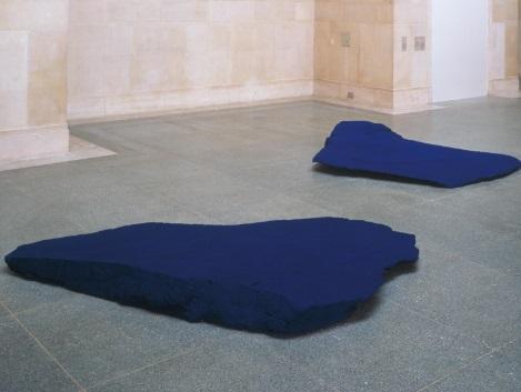 阿尼什·卡普尔《万物内心之翼》（1990）中的岩石状外形，被覆以普鲁士蓝。