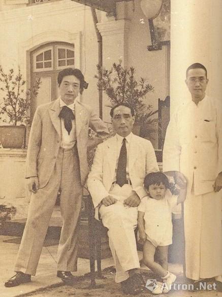 从左至右：徐悲鸿、黄孟圭、黄曼士外孙女及黄曼士，1939年摄于江夏堂