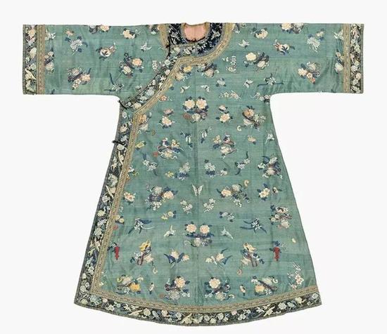 ▌清 19世纪 孔雀绿地缂丝蝴蝶花卉纹女袍