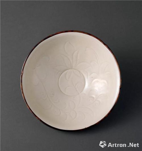 822 北宋 定窑刻花碗（400-500万JPY）　H5.5cm D20cm