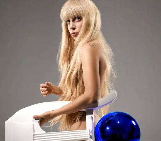 Gaga与Koons著名的Gazing Ball