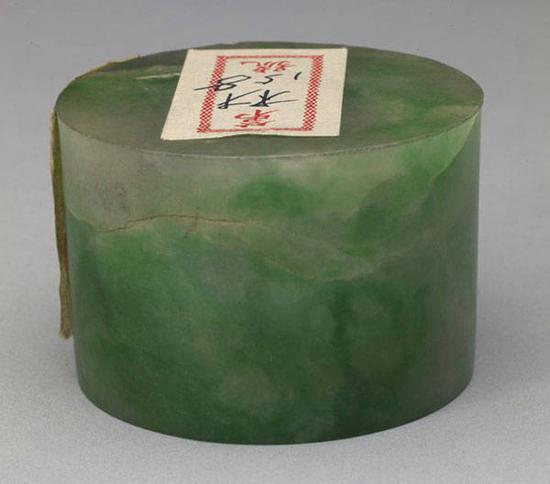 翡翠圆芯,清,高3.7cm,直径5.2cm。