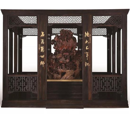 《万世师表》 425×382×360cm 主体材质:瘿木