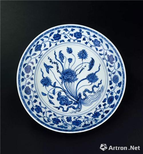 1020 明初 青花把莲盘（200-250万JPY）　H6cm D34cm　来源：关西蔵家珍蔵　出版：《国家艺术 4》2017.4