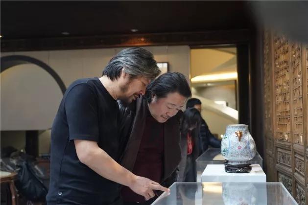中国国家画院研究员王艺（左）与中国国家画院副院长纪连彬（右）在茂庭艺术馆观展