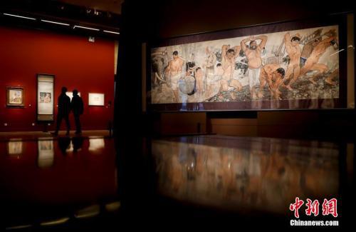 1月25日,中国美术馆展出徐悲鸿所作巨幅中国画《愚公移山》。中新社记者 杜洋 摄