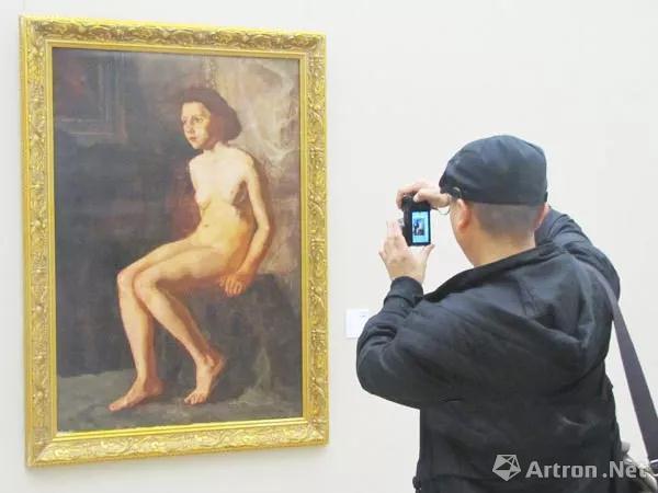 觀眾在“青青子佩”孫佩蒼收藏展上觀賞此畫作