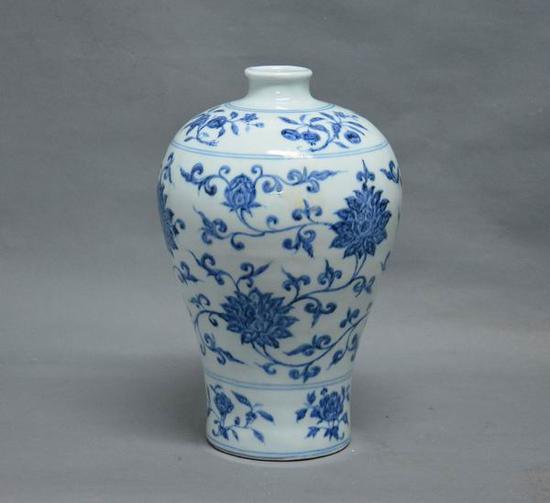 青花缠枝花纹梅瓶  明（1368-1644） 江西省博物馆藏