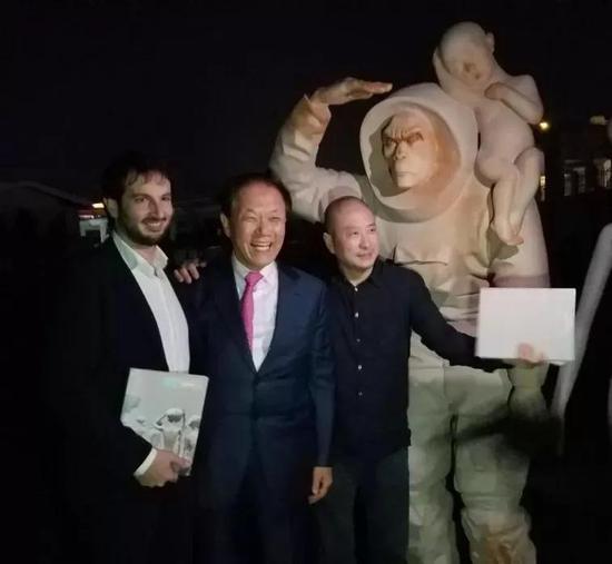(左起)意大利文化艺术中心代表卢卡先生、韩国前国家副总理黄祐吕先生、艺术家傅榆翔在雕塑作品前合影