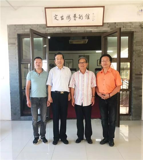 图注:左起,上海定古楼艺术品鉴定中心创始人在杨卫忠,中国书协主席苏士树,上海书协主席周志高,中国书法院院长助理缪金元