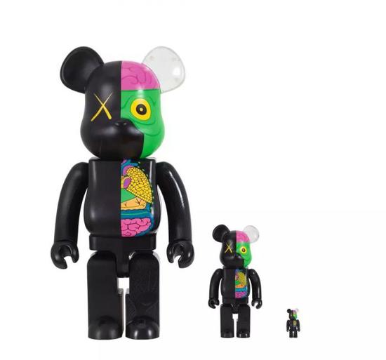 KAWS《i。 1000% 熊砖同伴/ ii。 400% 熊砖同伴/ iii。 100% 熊砖同伴 （黑）》