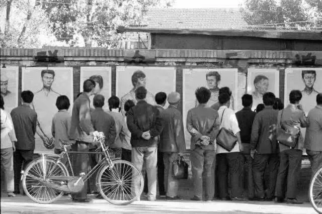 《西单民主墙艺术展》，刘香成，摄影，1978年 ，25 x 30cm。图片来源：中间美术馆
