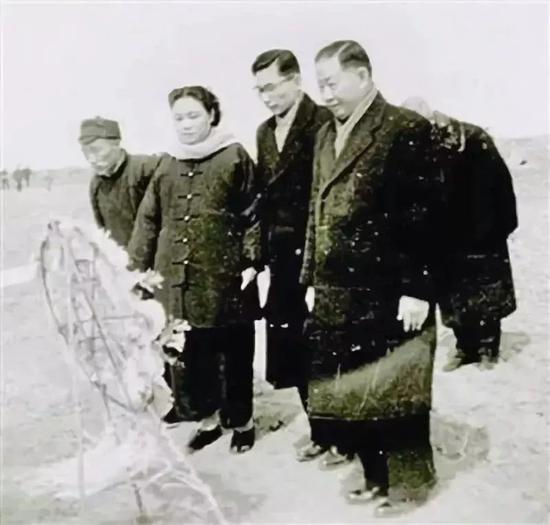 梅兰芳先生(右一)和家人祭祖