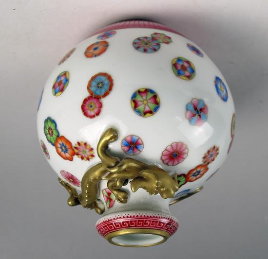 石榴瓶，圆的。小撇口，还有花口的，又名苹果尊。图片反了，是个哑谜。