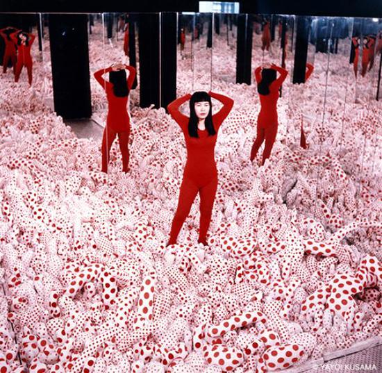 草间弥生，《无限镜屋——生殖之地》，1965，图片版权：草间弥生
