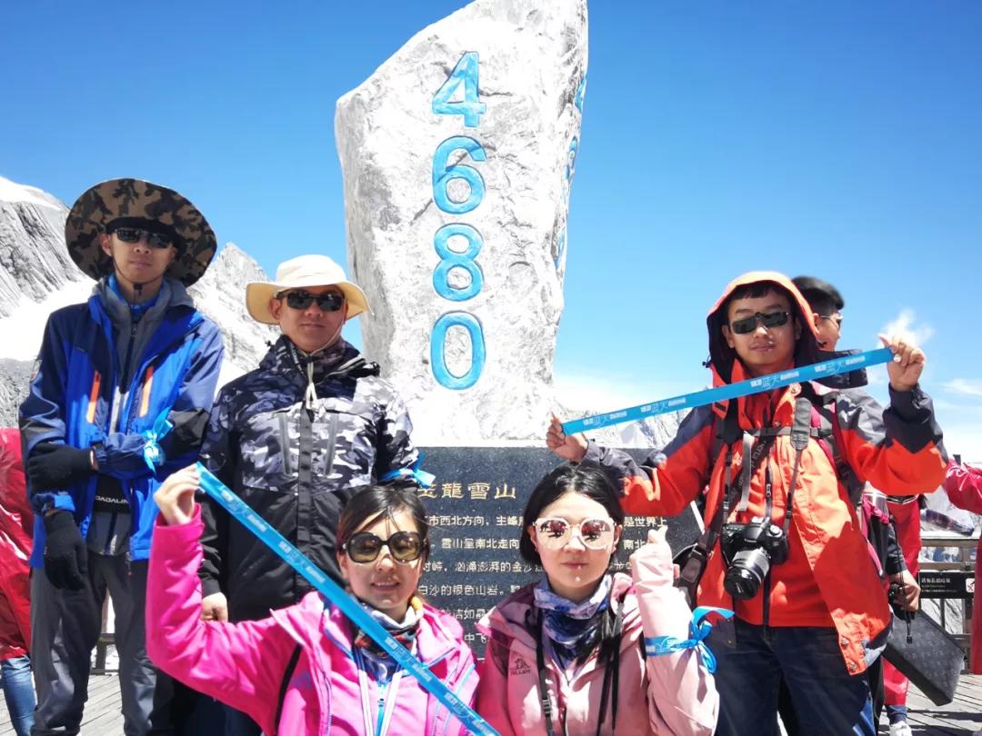 5月18日兰州大学师生将蓝丝带带上梅里雪山明永冰川