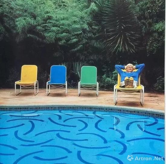 霍克尼在自己设计的泳池边，1983年