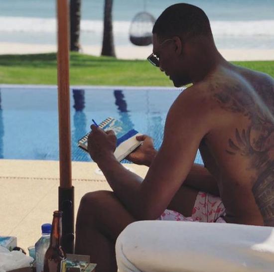 前NBA球员波什发布自己画画的照片