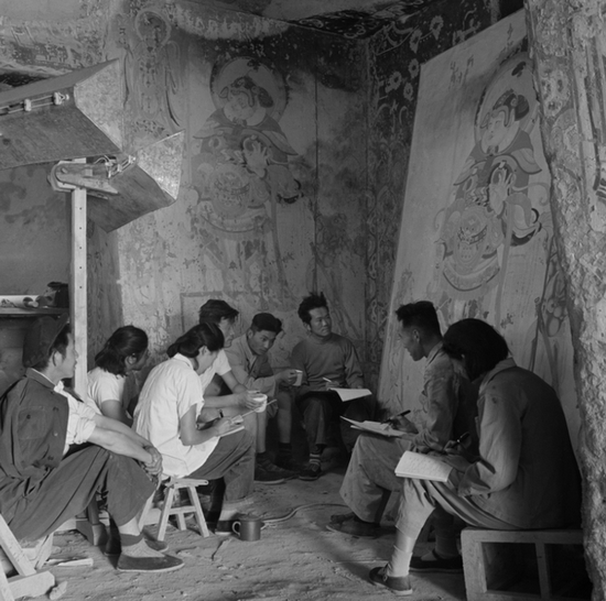 榆林窟第25窟-敦煌文物研究所美术所职工临摹前室天王完成后开会审查，1956年