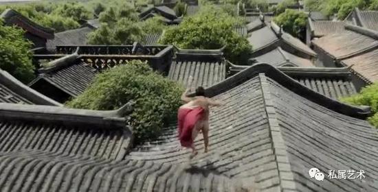 《邪不压正》房上的裸奔,像不像行为艺术?