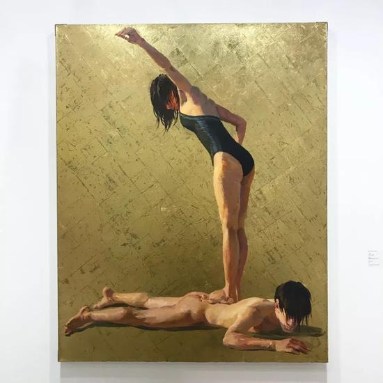 喻红《平衡》，仿金箔、布面丙烯，150×120cm，2011年