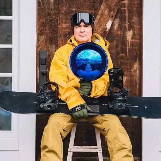 手持Gazing Ball的Jake Burton